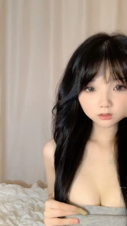 Screenshot 11 aus Amateur Japanerin masturbiert im POV — Petite im Lingerie im Schlafzimmer