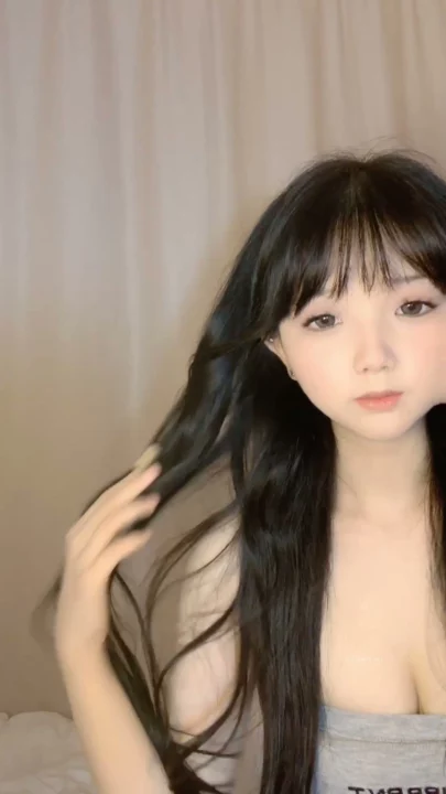 Screenshot 13 aus Amateur Japanerin masturbiert im POV — Petite im Lingerie im Schlafzimmer