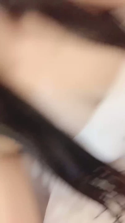 Screenshot 20 aus Amateur Japanerin masturbiert im POV — Petite im Lingerie im Schlafzimmer