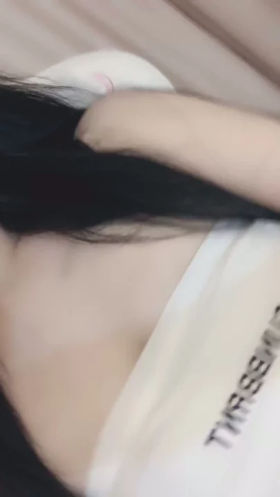 Screenshot 3 aus Amateur Japanerin masturbiert im POV — Petite im Lingerie im Schlafzimmer