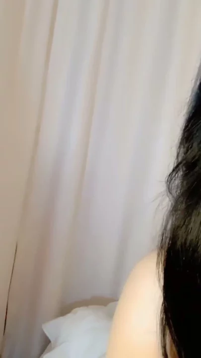 Screenshot 24 aus Amateur Japanerin masturbiert im POV — Petite im Lingerie im Schlafzimmer