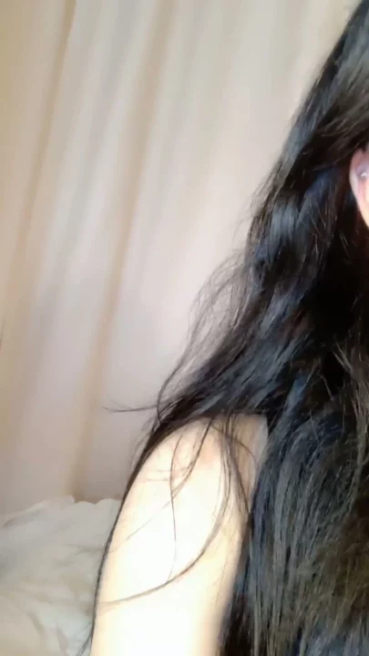 Screenshot 26 aus Amateur Japanerin masturbiert im POV — Petite im Lingerie im Schlafzimmer