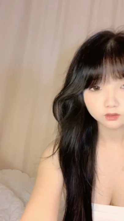 Screenshot 4 aus Amateur Japanerin masturbiert im POV — Petite im Lingerie im Schlafzimmer