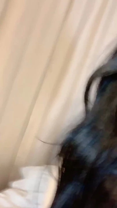 Screenshot 5 aus Amateur Japanerin masturbiert im POV — Petite im Lingerie im Schlafzimmer