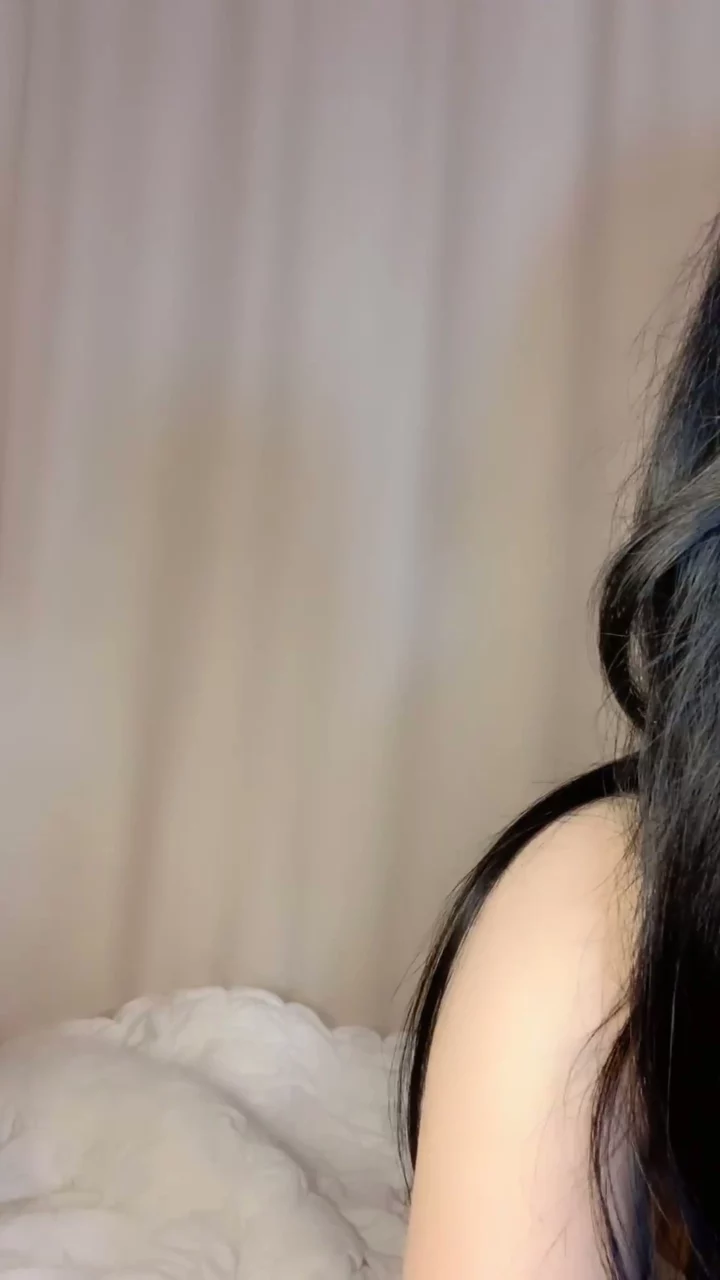 Video abspielen: Amateur Japanerin masturbiert im POV — Petite im Lingerie im Schlafzimmer