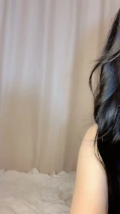 Screenshot 10 aus Amateur Japanerin masturbiert im POV — Petite im Lingerie im Schlafzimmer