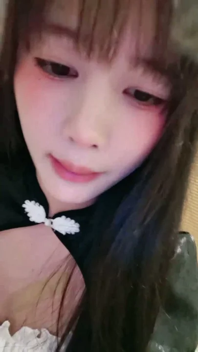 Screenshot 17 from Amadora Japonesa em Primeiro Plano se Masturbando — Pequena Vadia com Consolo na Cama