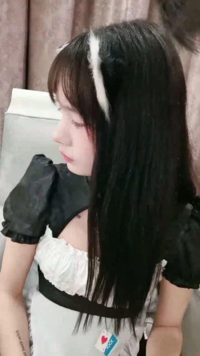 Screenshot 18 from Amadora Japonesa em Primeiro Plano se Masturbando — Pequena Vadia com Consolo na Cama