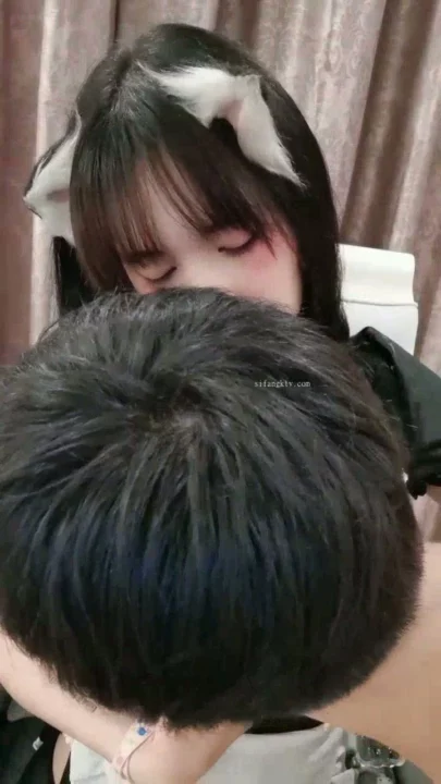 Screenshot 21 from Amadora Japonesa em Primeiro Plano se Masturbando — Pequena Vadia com Consolo na Cama