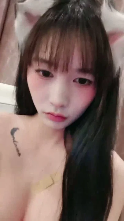 Screenshot 24 from Amadora Japonesa em Primeiro Plano se Masturbando — Pequena Vadia com Consolo na Cama