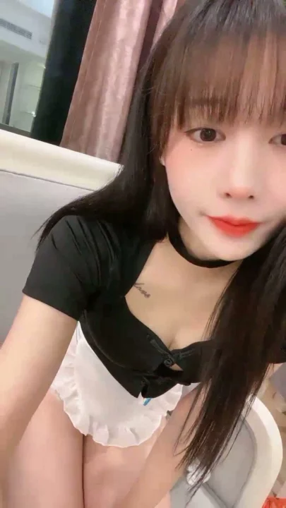 Screenshot 25 from Amadora Japonesa em Primeiro Plano se Masturbando — Pequena Vadia com Consolo na Cama