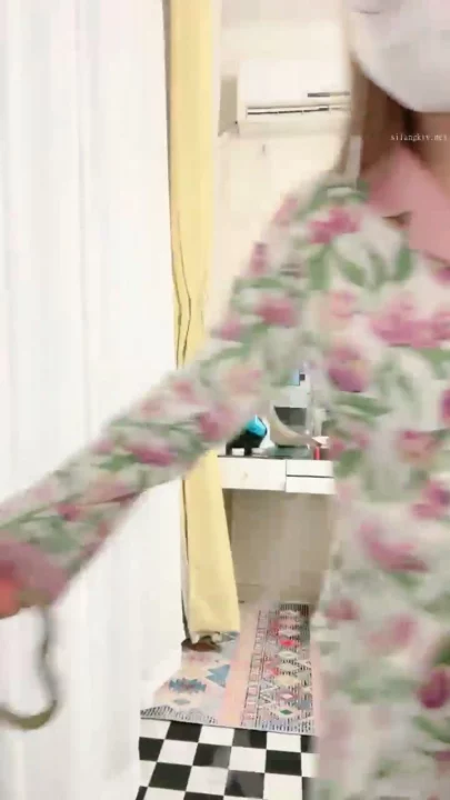 Screenshot 2 from 아마추어 일본 여성 솔로 — 플라워 파자마에 안경과 마스크가 어우러진 미학