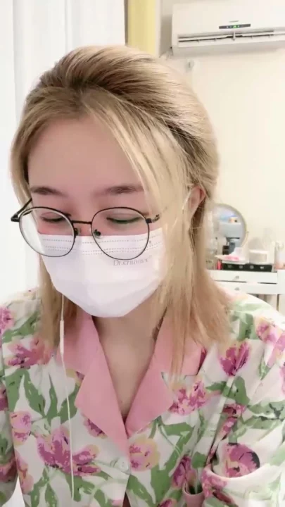 Screenshot 4 from 아마추어 일본 여성 솔로 — 플라워 파자마에 안경과 마스크가 어우러진 미학
