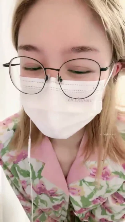 Screenshot 1 from 아마추어 일본 여성 솔로 — 플라워 파자마에 안경과 마스크가 어우러진 미학