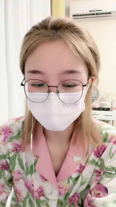 Screenshot 6 from 아마추어 일본 여성 솔로 — 플라워 파자마에 안경과 마스크가 어우러진 미학