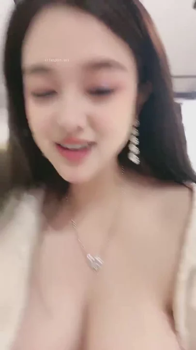 Screenshot 12 from 业余第一视角大胸卧室秀 — 穿着内衣的亚洲美女露脸演出