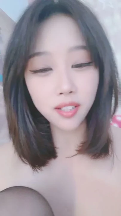 Screenshot 3 from Amateur en POV — Une salope asiatique montre son visage et se doigte sa chatte trempée avec un partenaire hors champ