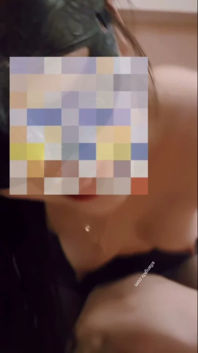 Screenshot 15 aus Amateur POV Dreier — Prallbusige Schöne wird im Hotelzimmer gefickt und bläst