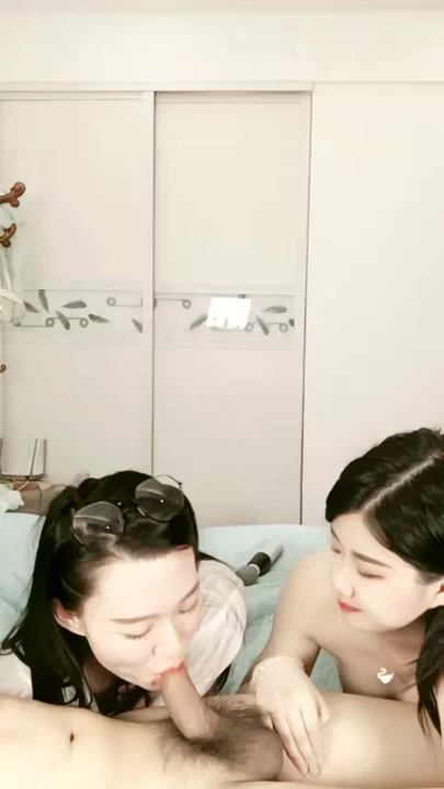 Screenshot 3 from Plan à trois amateur en POV — Deux sœurs asiatiques bien roulées chevauchent et sucent dans un hôtel