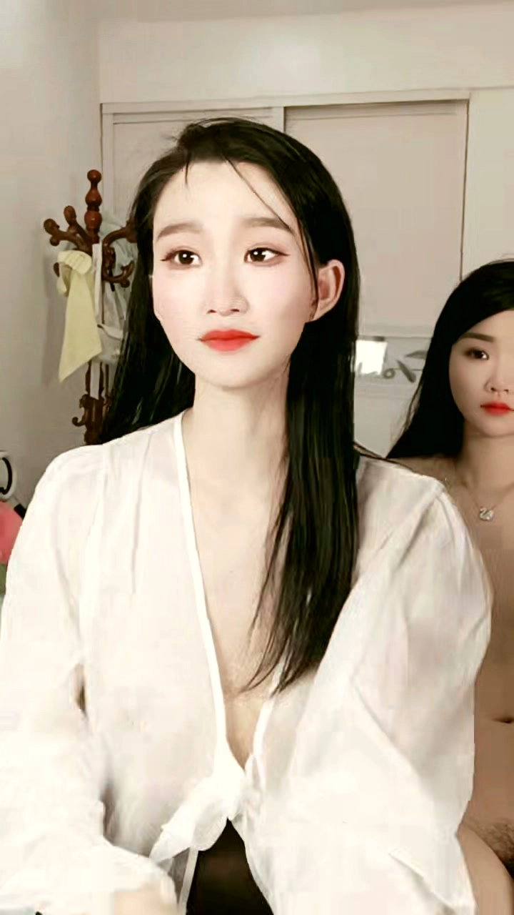 Play video: Plan à trois amateur en POV — Deux sœurs asiatiques bien roulées chevauchent et sucent dans un hôtel
