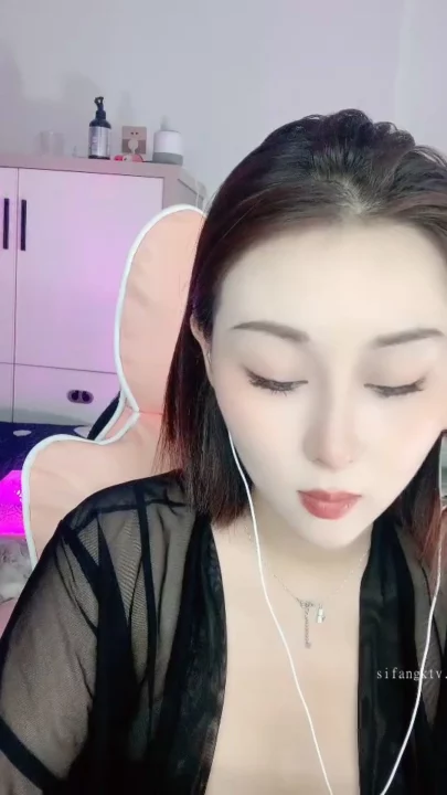 Screenshot 2 from Anan Chinese Livestream Amateur — Face-Shown Lingerie POV in Bedroom