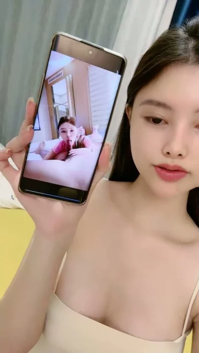 Screenshot 1 from Asian Big Tits Solo Self-Display — Face-Shown Amateur with Phone Feed