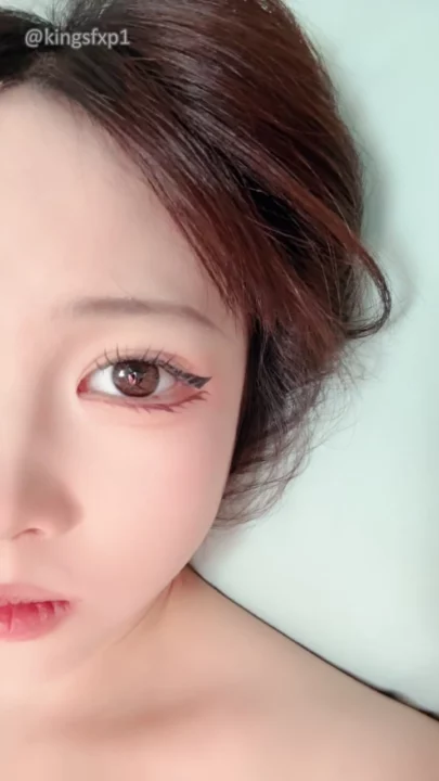 Screenshot 3 from Asiatique amateur montre son visage — lingerie rouge et bas résille sans censure en POV