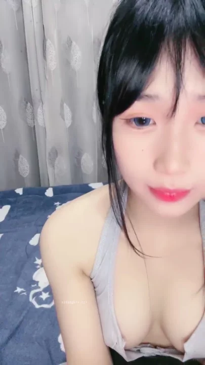 亚洲直播业余挑逗 — 穿灰色内衣的真人秀独演