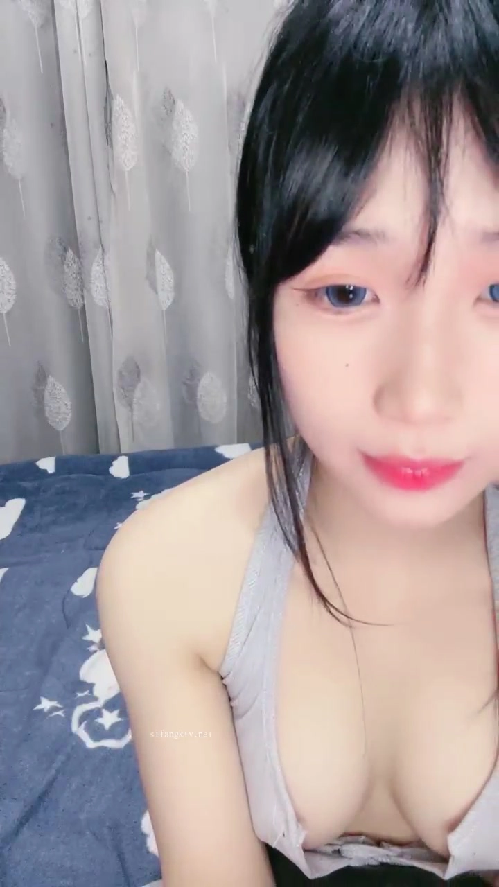 Play video: 亚洲直播业余挑逗 — 穿灰色内衣的真人秀独演