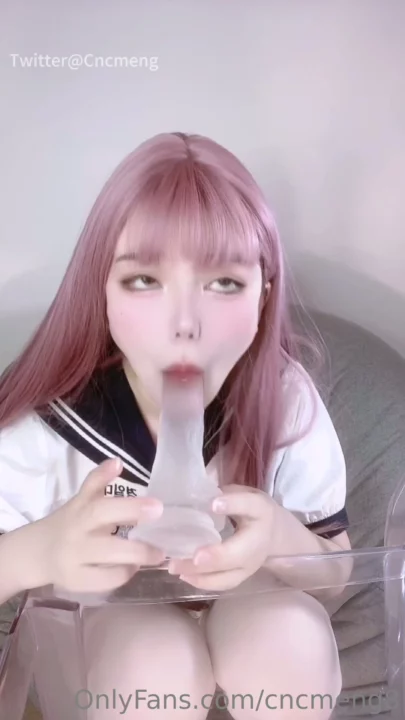 Asiatischer Livestream geleakt — Petite Schulmädchen im Uniform-POV mit Spielzeugen
