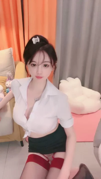 Screenshot 3 from Livestream Asia Solo — Cantik Mungil Mainin Memek Pakai Lingerie dan Stoking Panjang
