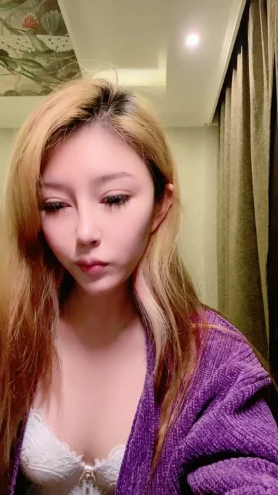 Screenshot 1 from Masturbación en solitario de china rubia — Revelación de coño depilado y lencería [FC2-PPV]