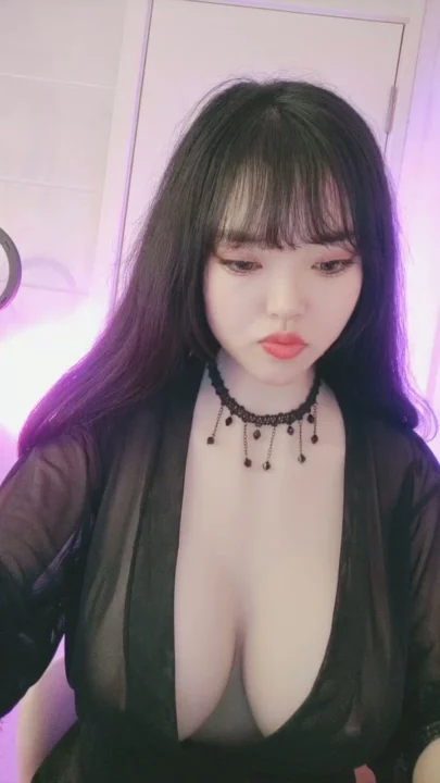 Screenshot 4 aus Kurvige Japanerin in Dessous — POV Verführung im Schlafzimmer