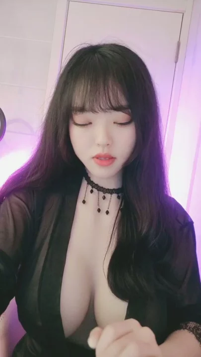 Screenshot 22 aus Kurvige Japanerin in Dessous — POV Verführung im Schlafzimmer