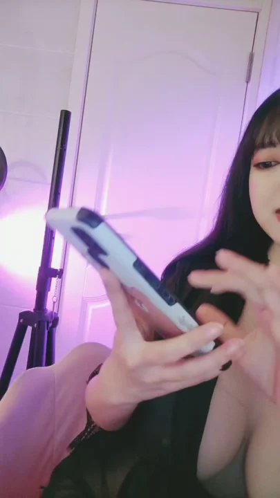 Screenshot 7 aus Kurvige Japanerin in Dessous — POV Verführung im Schlafzimmer