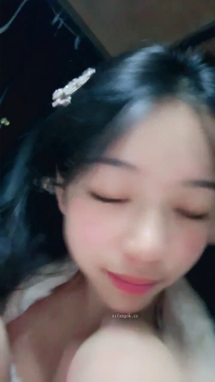 Play video: 中国业余首秀 —— 清新美女宿舍内衣自慰