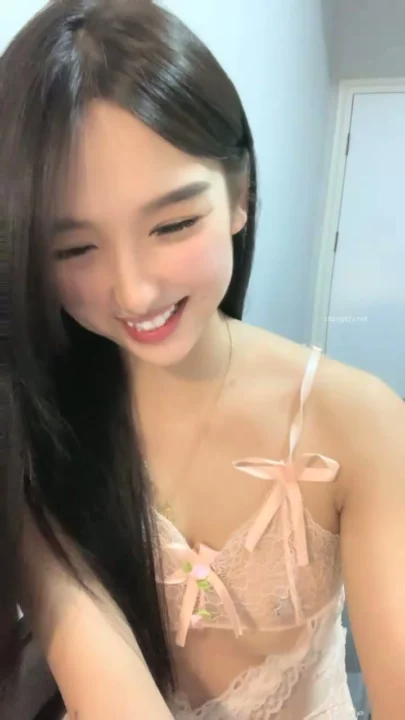Screenshot 19 from Début amateur chinois — Petite beauté en lingerie avec un gode