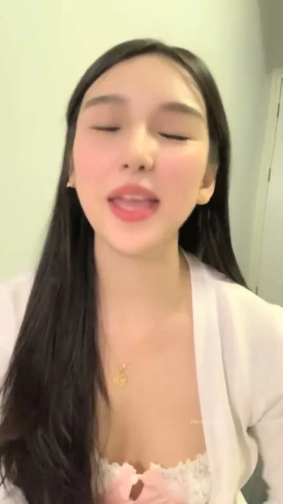 Screenshot 4 from Début amateur chinois — Petite beauté en lingerie avec un gode