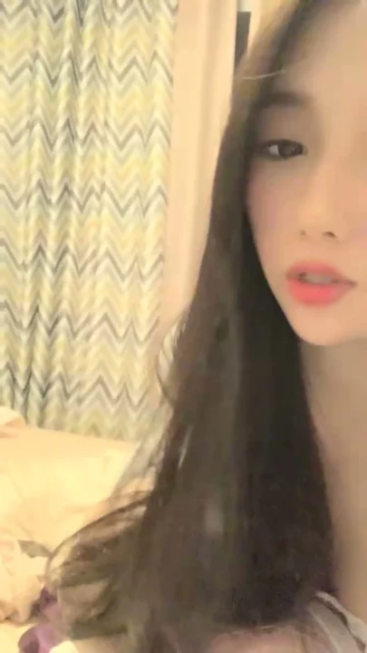 Screenshot 2 from Début amateur chinois — Petite beauté en lingerie avec un gode