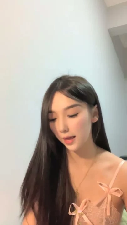 Screenshot 9 from Début amateur chinois — Petite beauté en lingerie avec un gode