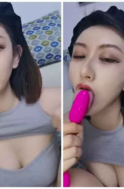 Screenshot 17 from Chinese Amateur Dildo Solo — Shanshan’s Shaved Pussy Face-Shown Scene