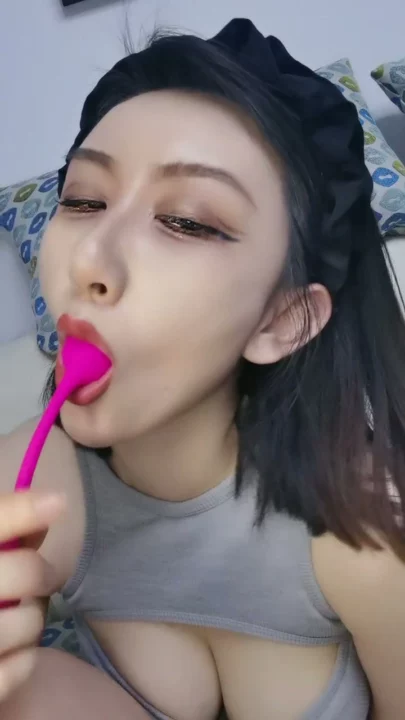 Screenshot 4 from Chinese Amateur Dildo Solo — Shanshan’s Shaved Pussy Face-Shown Scene