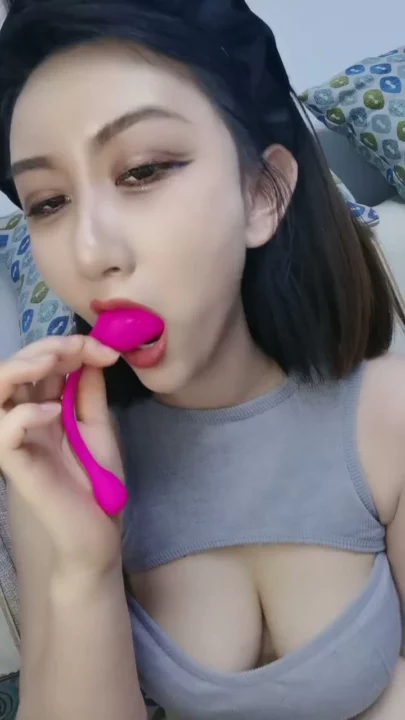 Chinese Amateur Dildo Solo — Shanshan’s Shaved Pussy Face-Shown Scene