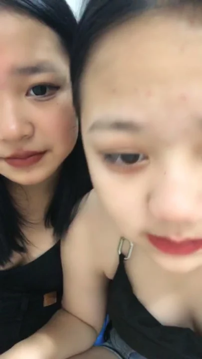 Screenshot 2 aus Chinesisches Amateur-Duo in Dessous — Gesicht gezeigt mit Vibrator-Spiel