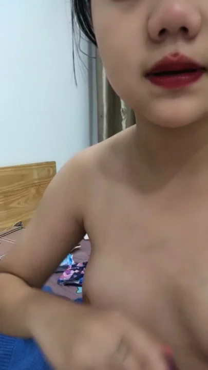 Screenshot 3 aus Chinesisches Amateur-Duo in Dessous — Gesicht gezeigt mit Vibrator-Spiel