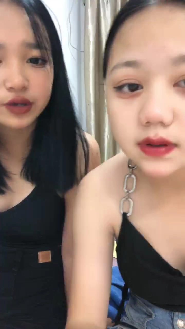 Video abspielen: Chinesisches Amateur-Duo in Dessous — Gesicht gezeigt mit Vibrator-Spiel