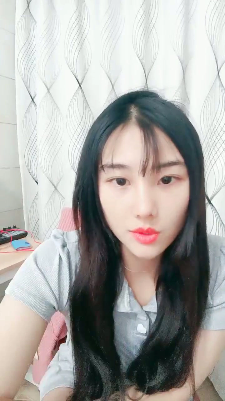 Play video: Chinese Amateur Face-Shown Pose Session — Xueer in Gray Crop Top and Shorts