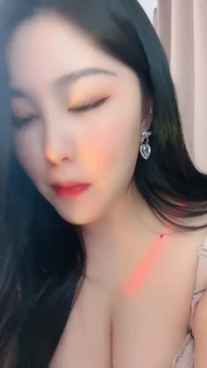 Screenshot 13 from 中国业余泄露 — 菲菲穿内衣的大胸自拍