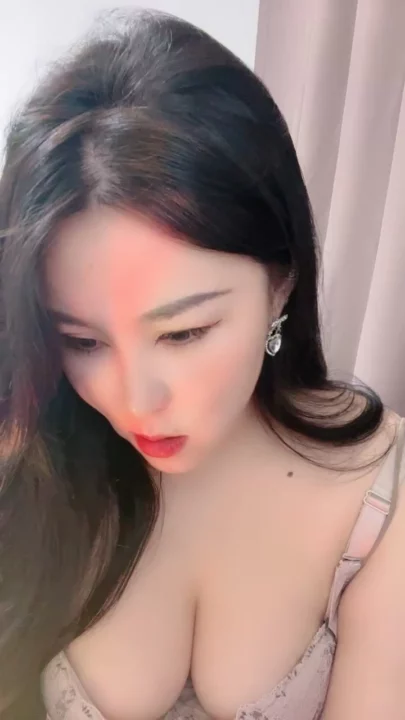 Screenshot 6 from 中国业余泄露 — 菲菲穿内衣的大胸自拍
