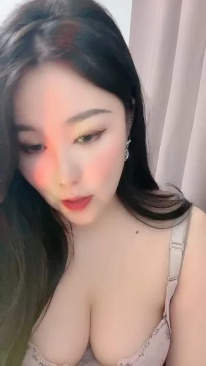 Screenshot 8 from 中国业余泄露 — 菲菲穿内衣的大胸自拍